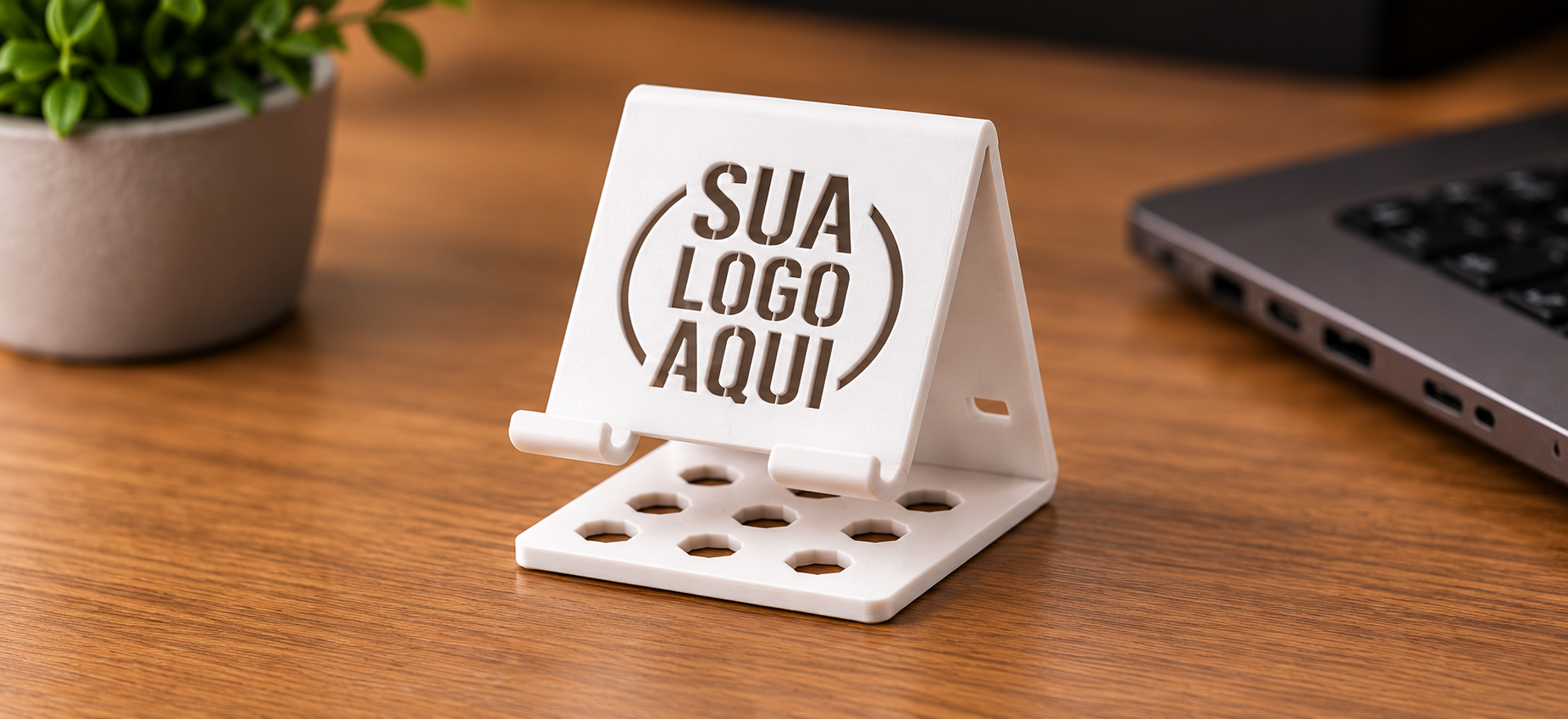 Novo suporte de celular personalizado em uma mesa com computador e planta — imagem ilustrativa